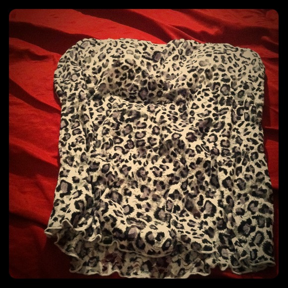 Black and white leopard top