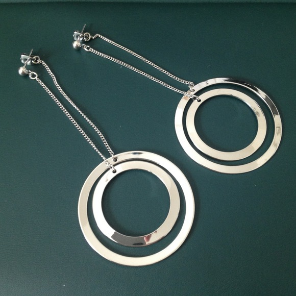 Jewelry - Shiny silver interlock dangle earrings