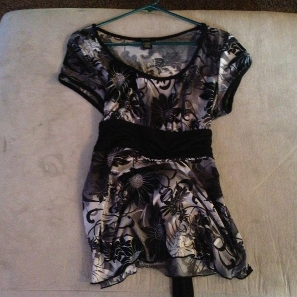 Black & white flower print top
