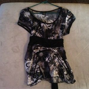 Black & white flower print top