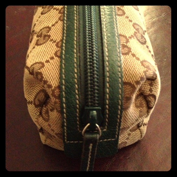 **SOLD**  GUCCI small logo make up bag