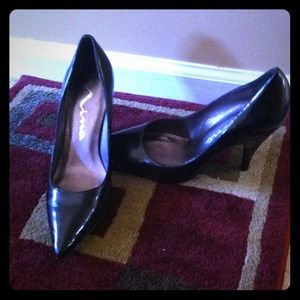 Sz10 Nina black patent leather small pumps