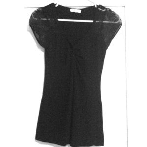 Short lace sleeve black gathered V-neck tee