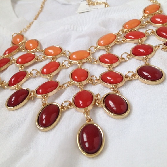 NWT Coral/red tonal oval link statement necklace