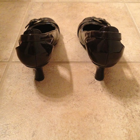 Brown kitten heels! - Picture 3 of 4