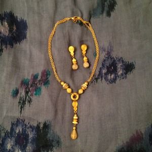 ❌❌SOLD❌❌Gold tone& ivory beaded necklace& earrings