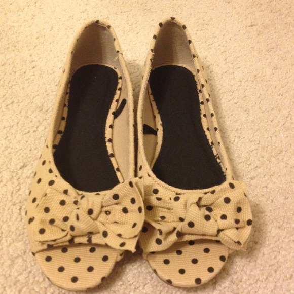Never worn cute polka dot peep toe flats! - Picture 1 of 4