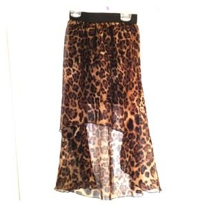 Hi-low asymmetric cheetah print akirt