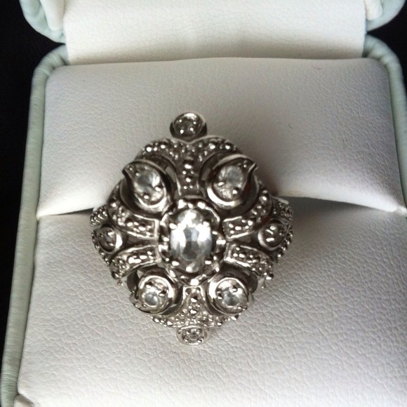 Vera Wang Jewelry - Vera Wang ring💙💛💙RESERVED FOR KCELOZZI💙💛💙