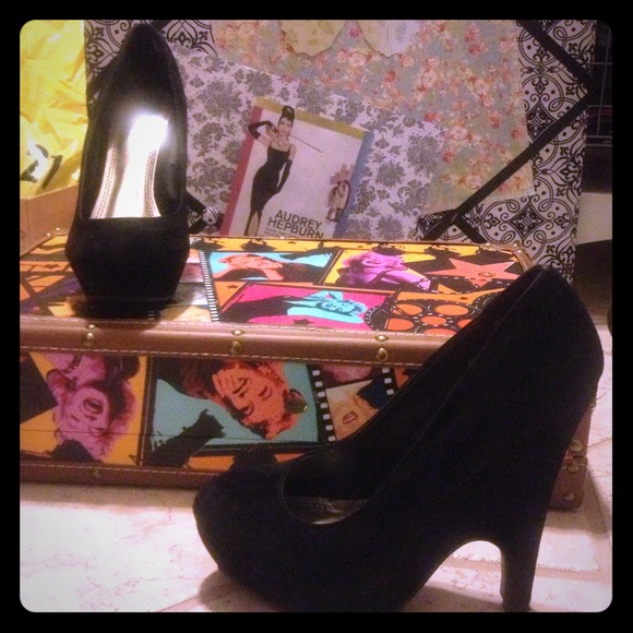 Black heel/wedge pumps