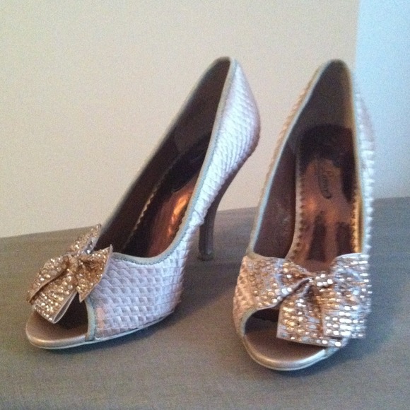 "SOLD IN BUNDLE FOR ALEAHV" Gold heels - Picture 2 of 4