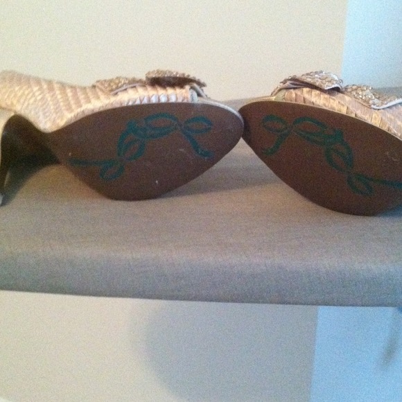 "SOLD IN BUNDLE FOR ALEAHV" Gold heels - Picture 3 of 4
