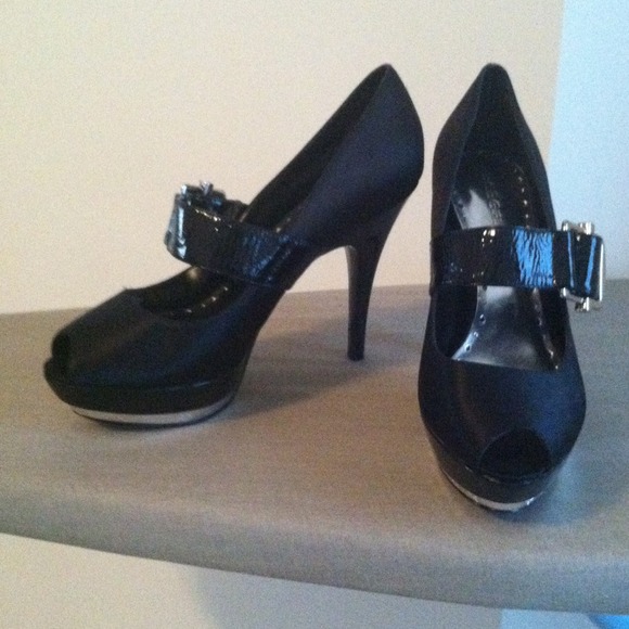 Sold in bundle/Black satin 5in heel platform. - Picture 3 of 3