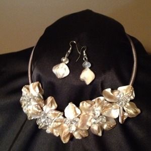 Shell flower necklace