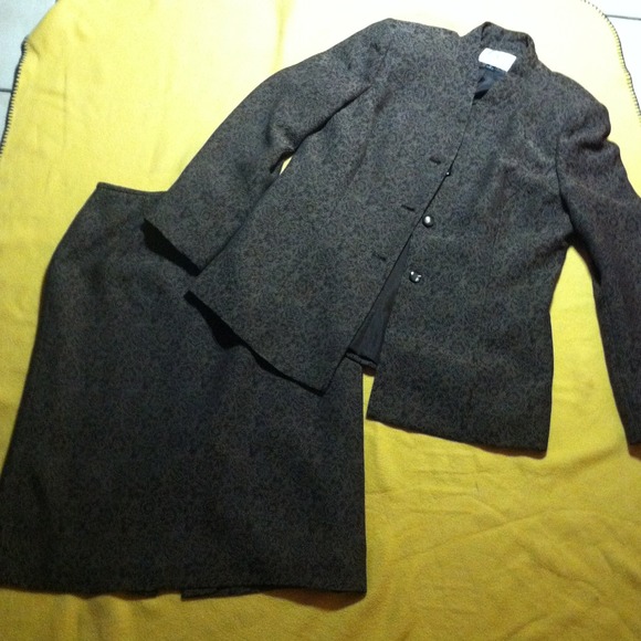 Skirt suit