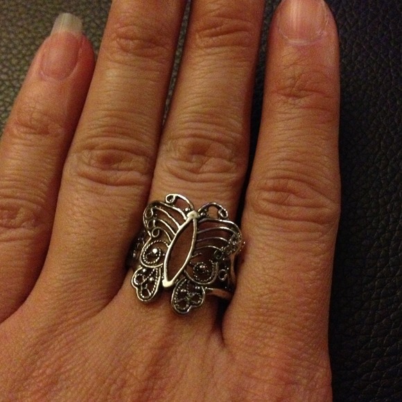 🔴 Silvertone Butterfly Ring - Picture 2 of 3
