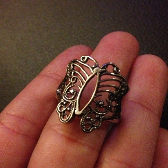 🔴 Silvertone Butterfly Ring - Picture 3 of 3