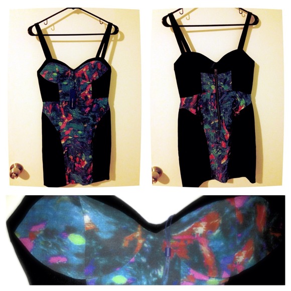 SOLD ✂$✂NWT Rebecca Minkoff size 0 but can fit 4