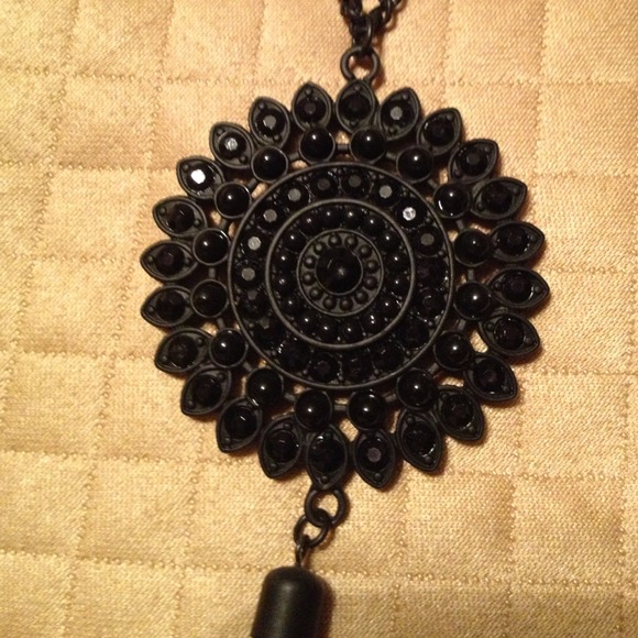 Black medallion necklace with tassel - Picture 2 of 3
