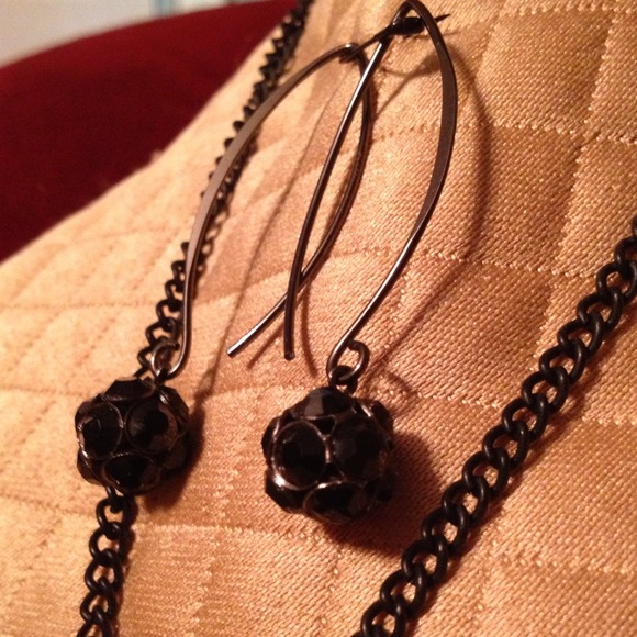 Black medallion necklace with tassel - Picture 3 of 3