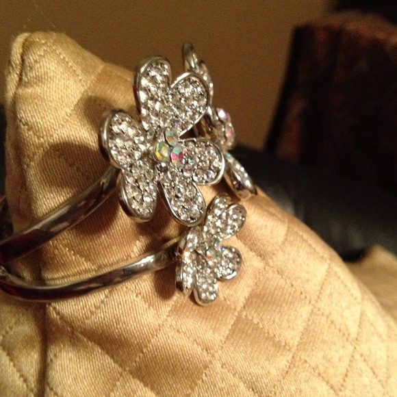 Rhinestone flower bracelet - Picture 2 of 2