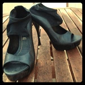Hold! Rare find Vera Pelle black stilettos Sz 39