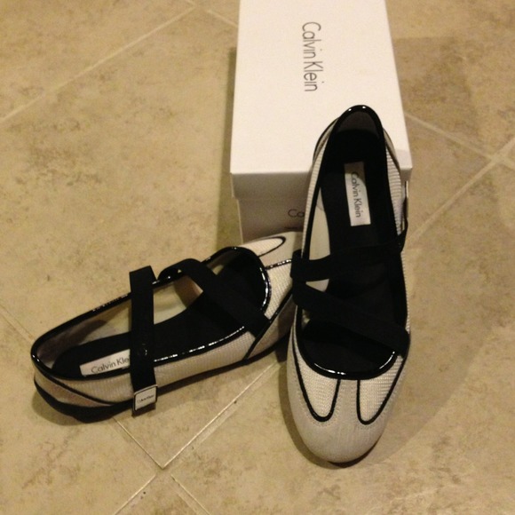 Calvin Klein sporty white/black mesh flats!