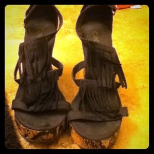 Platform snakeskin shoe