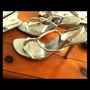 Anne michelle Silver heels