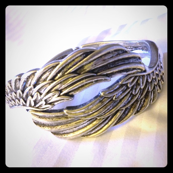 💢REDUCED💢 Angelic Embrace Bangle