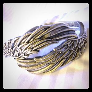 💢REDUCED💢 Angelic Embrace Bangle