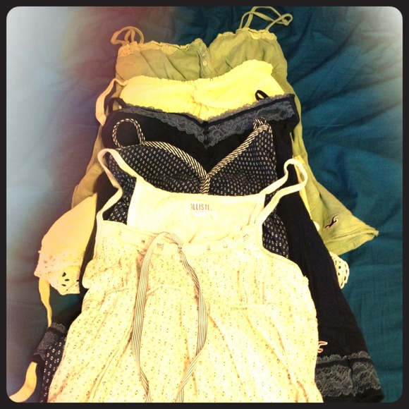 🎀🎀on sale for $16🎀🎀5 pack Hollister tanks