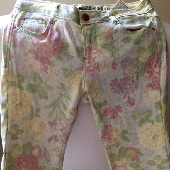 Zara Jeans - Zara floral skinnies Zara Jeans - Zara floral skinnies
