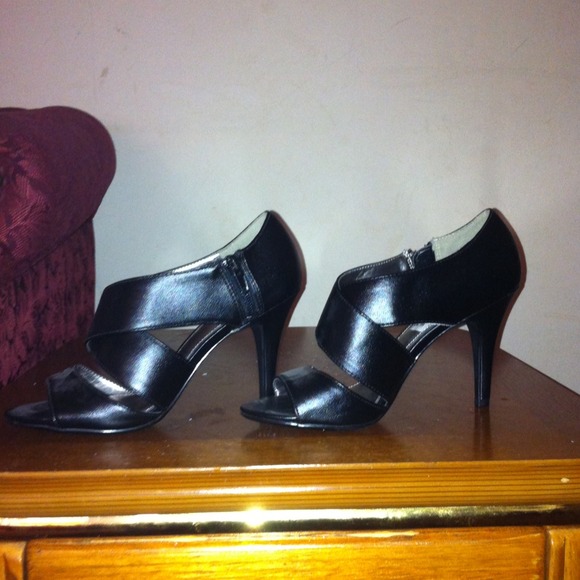 Black sandal w/ heel