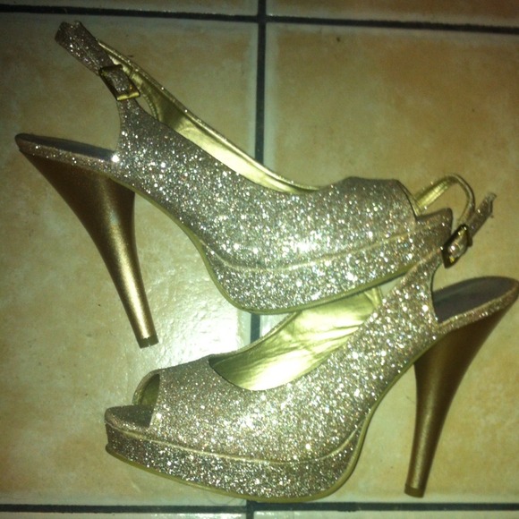 ***REDUCED*** $35-Steve Madden Glitter shoes - Picture 1 of 1