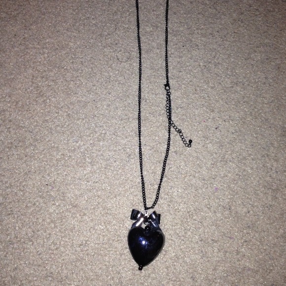 SOLD NWT Long heart necklace