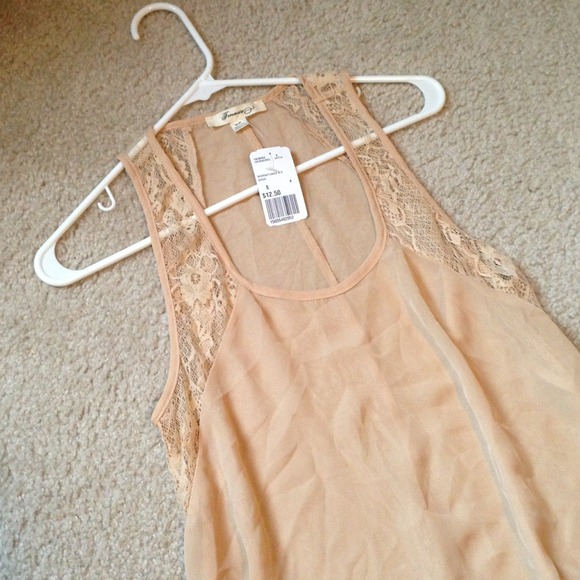 🔴Traded🔴 Nude Silky Lace Tank with Tags!