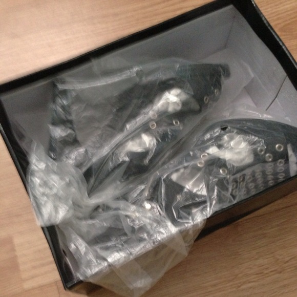 Black studded heels - Picture 2 of 4