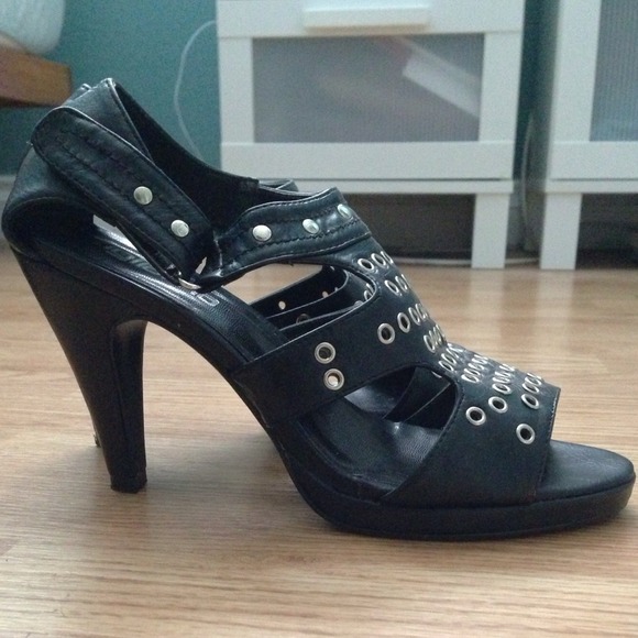 Black studded heels - Picture 3 of 4