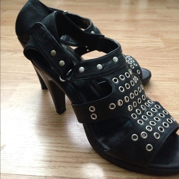 Black studded heels - Picture 4 of 4