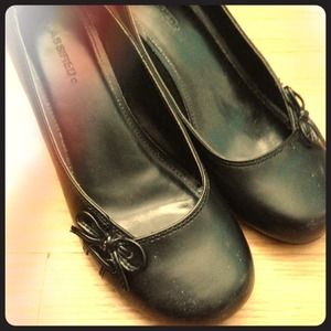 Black round toe heels