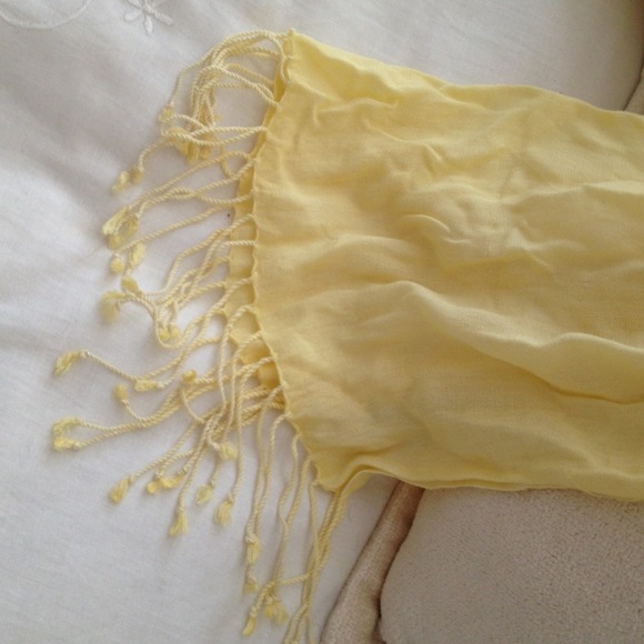 Yellow scarf - Picture 2 of 3