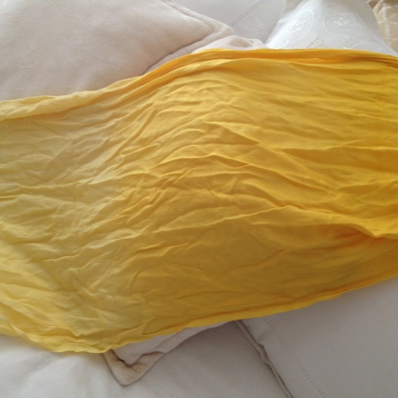 Yellow scarf - Picture 3 of 3