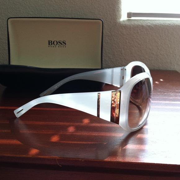 No longer avail. Authentic Hugo Boss sunnies - Picture 2 of 4