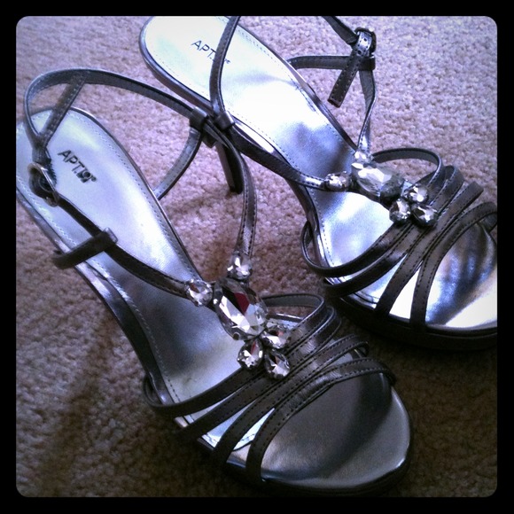 Wore once for a wedding. Very pretty 4" heal.