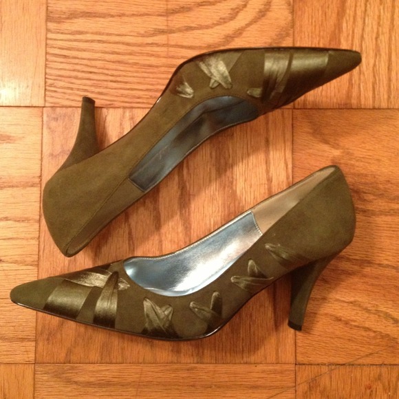Olive green suede pumps with ribbon detail