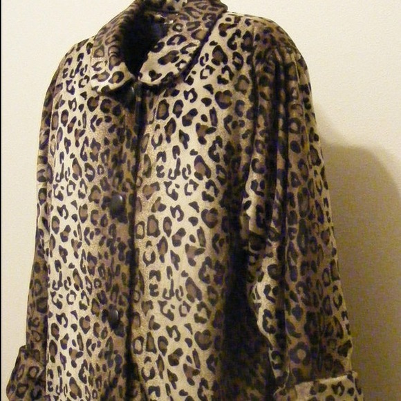 ***SOLD***SOFT LEOPARD FAUX FUR JACKET - Picture 2 of 4