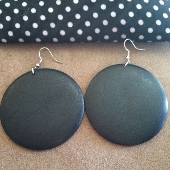 Circle hooked earrings. - Picture 2 of 2