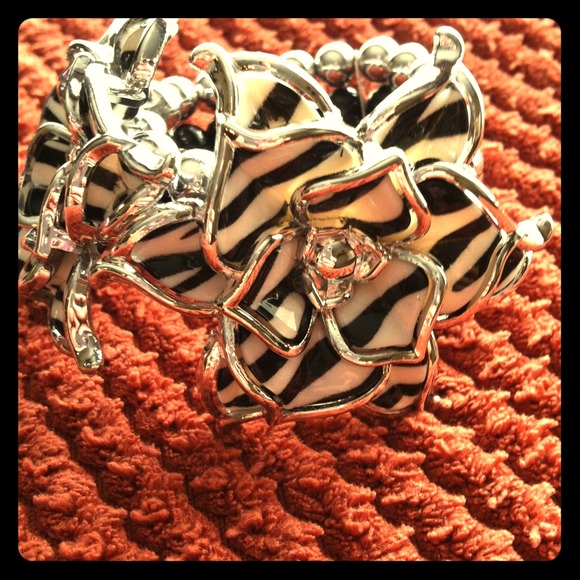 💖REDUCED!!! Zebra Flower Stretch Bracelet