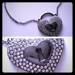 FOREVER 21 love lock heart